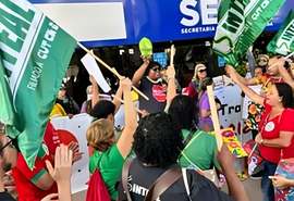 Seduc inicia corte de ponto de professores em greve nesta sexta