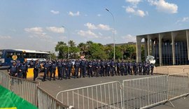 Manifestantes seguem em Brasília e tentam furar bloqueio da PM que dá acesso ao STF