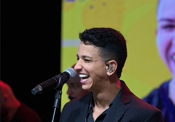 Cantor Bruninho comemora 10 anos de carreira solo com projeto ‘Sem limites'