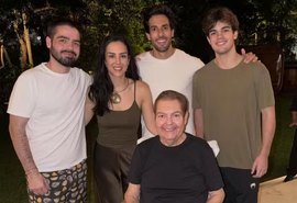 Faustão reaparece em cadeira de rodas durante festa de aniversário da filha Lara