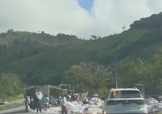 Carreta carregada com plástico tomba na BR-101 em Flexeiras