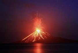 Após explosão, vulcão Krakatoa entra em erupção na Indonésia