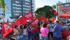 Milhares de pessoas participam de manifestação na orla de Maceió a favor de Fernando Haddad