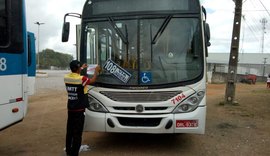 Ônibus são lacrados durante operação da SMTT em bairros de Maceió
