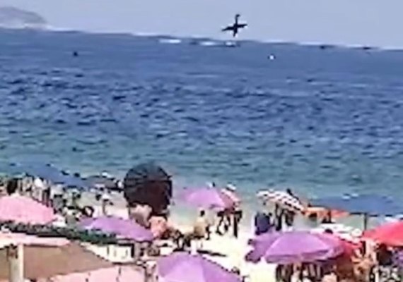 Ultraleve cai no mar e uma pessoa morre em Copacabana, Rio de Janeiro