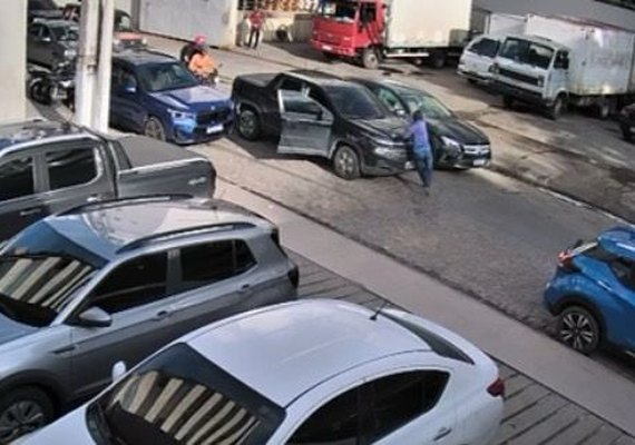 Vídeo: Homem é baleado dentro de carro de luxo na Ponta Verde