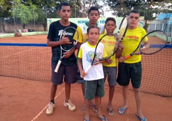 Projeto Escolinhas Esportivas revela atletas vencedores e torna-se referência no município