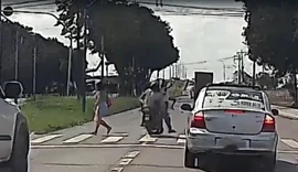 Criança e mulher são atropeladas por moto em faixa de pedestres na BR-104, em Rio Largo