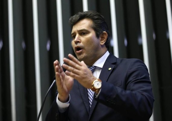 Candidato a senador tem estratégia diferenciada