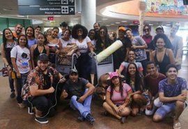 Alagoana, ex-BBB Rízia é recebida por multidão na volta para casa