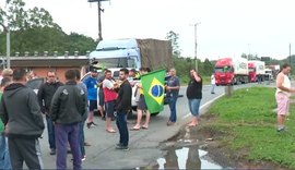 Caminhoneiros bolsonaristas fecham rodovias em 11 estados e no DF