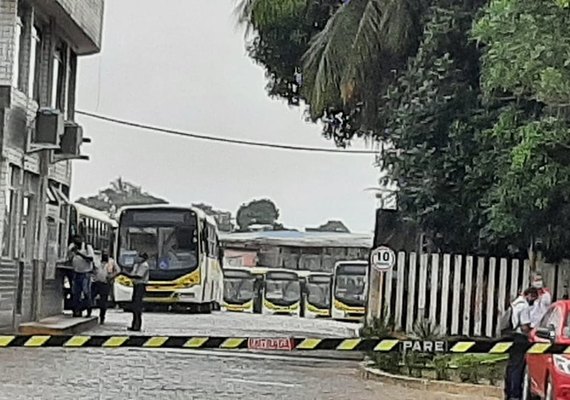 Rodoviários da empresa Cidade Maceió protestam contra salário atrasado e paralisam atividades