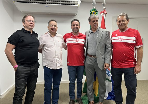 Governador anuncia quase R$ 6 milhões de aporte financeiro aos clubes de futebol de Alagoas