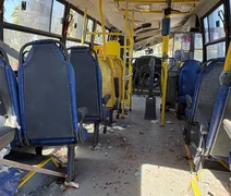 Acidente com micro-ônibus deixa 12 feridos e causa congestionamento no Pontal da Barra