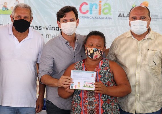Prefeitura entrega mais de 450 cartões do Programa Criança Alagoana às gestantes e mães