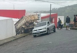 Caminhão perde o controle e atinge sede da Cáritas Diocesana em Palmeira dos Índios