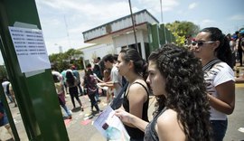 Porta do Enem tem de abraço voluntário a cerveja para rir de atrasados