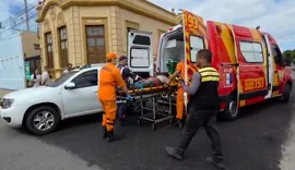 Motociclista de app fica ferido após colisão com viatura da PM no Farol