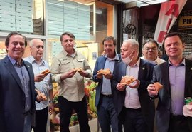 Sem vacina, Bolsonaro e comitiva comem em pé e do lado de fora em NY