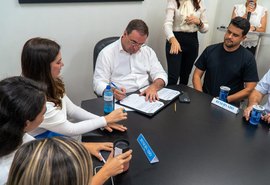 Luciano Barbosa assina ordem de serviço para obras de drenagem e pavimentação entre o Povoado Canaã e a Tabela