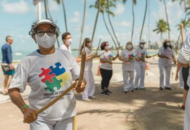Grupo de idosas capoeristas participam de cerimônia de troca de cordas