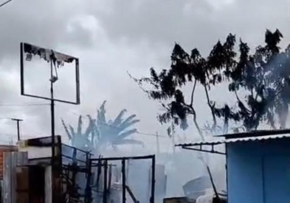 Incêndio destrói residência no Conjunto Eustáquio Gomes, em Maceió