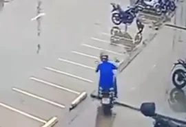 Vídeo: Câmeras registram furto de motocicleta em estacionamento de supermercado no Antares, em Maceió