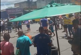 Moradores protestam contra a falta de água e bloqueiam avenida no Benedito Bentes
