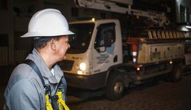 Sima desliga energia de postes em praças inundadas para evitar acidentes