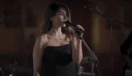 Cantora é condenada a 74 chibatadas após apresentação sem hijab no Irã