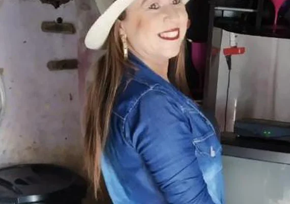 Mulher morre após passar quebra-molas e colidir com poste no interior