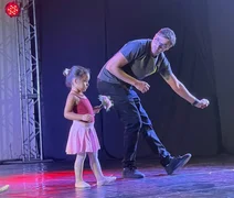Pai dança balé para ajudar filha envergonhada durante festival; veja o vídeo