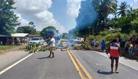 Indígenas bloqueiam BR-101 em protesto por soltura de integrante preso