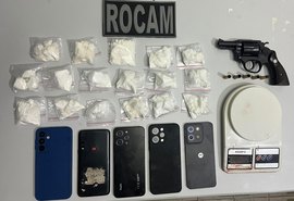 PM apreende uma arma, cerca de um quilo de drogas, seis celulares e uma motocicleta no interior