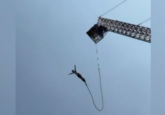 Turista sobrevive a queda de bungee jump após corda arrebentar; veja o vídeo