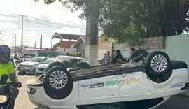 Táxi capota após colisão em cruzamento e deixa três feridos em Maceió