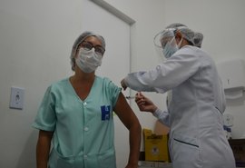 Mais de 30 mil profissionais da saúde já foram vacinados em Alagoas