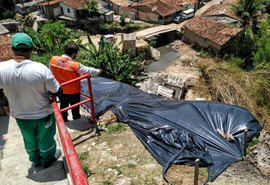 Defesa Civil implanta lonas em áreas de risco de deslizamento