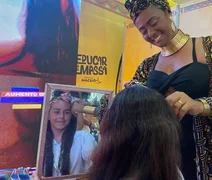 Oficina de amarração de turbantes atrai público no estande da Semed na Bienal