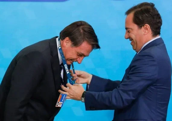 Acusado de assédio, ex-presidente da Caixa apareceu em ao menos 27 lives de Bolsonaro
