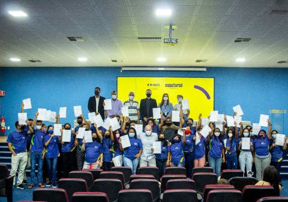 Equatorial Alagoas entrega certificados de cursos profissionalizantes para moradores do Cigano, em Maceió