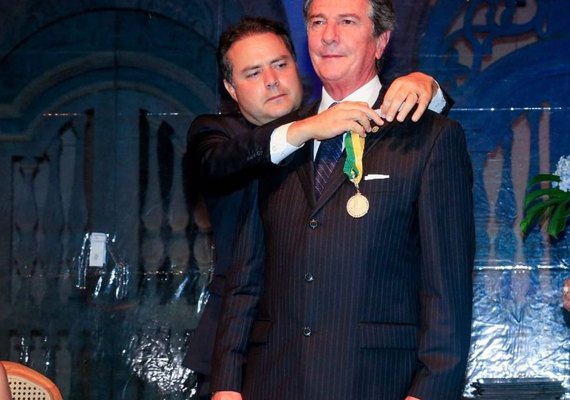 Collor publica foto sendo condecorado por Renan Filho e ironiza: 'Feliz dia do amigo'