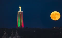 Superlua Azul vista em Lisboa, Portugal, na noite da segunda-feira (19)