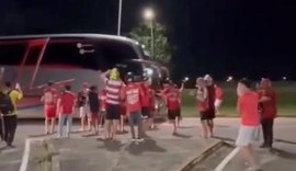 Torcedores protestam contra o CRB no aeroporto após sequência de 11 jogos sem vencer
