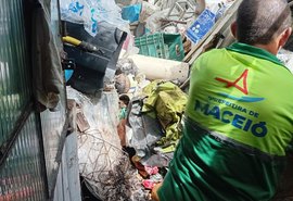 Mais de 4 toneladas de lixo são retiradas de casa no bairro da Santa Lúcia