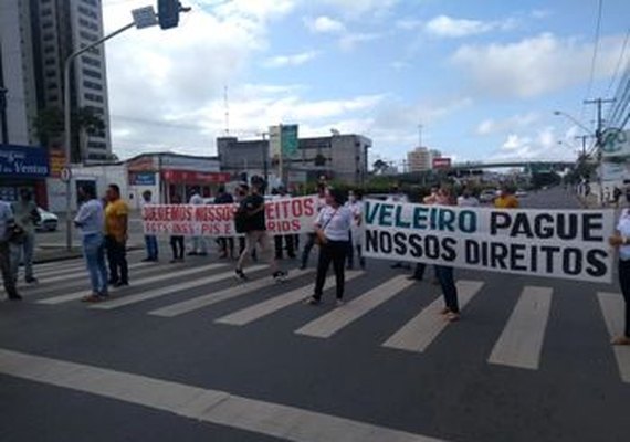 Ex-funcionários da empresa Veleiro fazem protestos e bloqueiam parcialmente a Av. Fernandes Lima