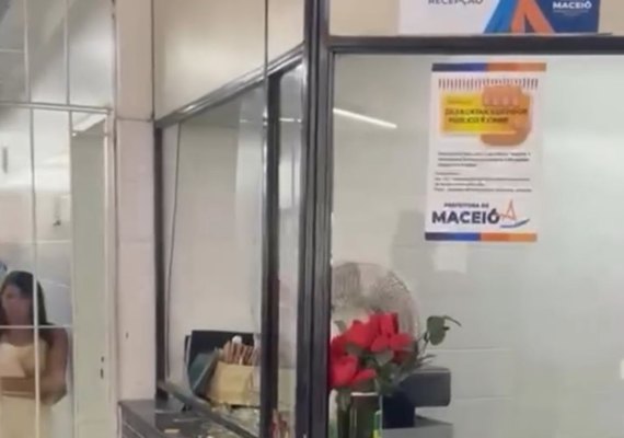 Vídeo: Mulher destrói equipamentos em posto de saúde em Maceió após problemas no agendamento