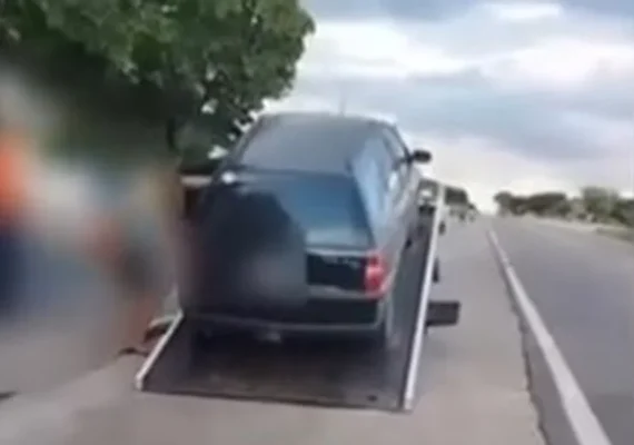 Carro roubado durante sequestro em Água Branca é localizado em Santana do Ipanema