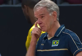 Bernardinho chora na quadra durante jogo do Brasil após perder a mãe no Mundial