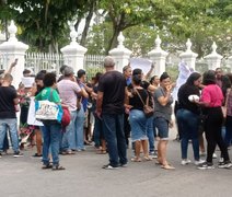 Monitores que ficaram sem salário protestam na frente do Palácio do Governo